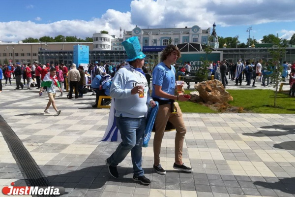 До первого отборочного матча на «Екатеринбург Арене» остается меньше часа. Футболисты уже на стадионе - Фото 7