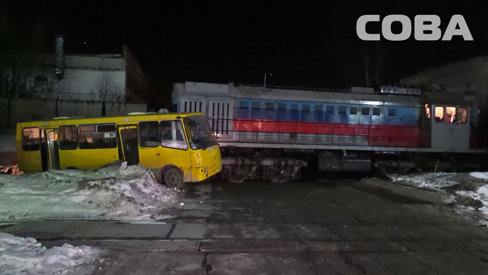 В Екатеринбурге столкнулись пассажирский автобус и тепловоз - Фото 4