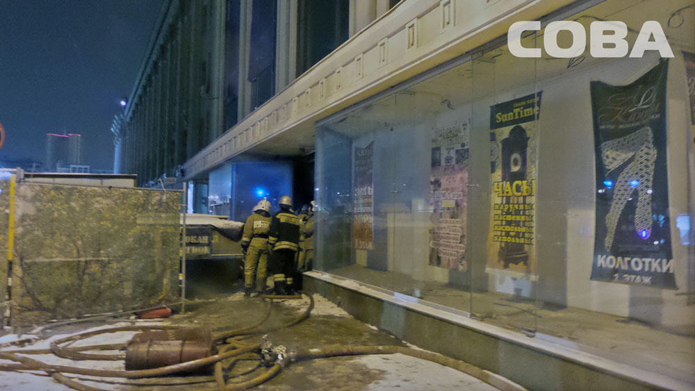 Ночью около шестидесяти пожарных тушили в Екатеринбурге ЦУМ - Фото 4