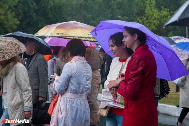 Зонтики, дождевики и живой звук. В Екатеринбурге под проливным дождем открылся седьмой Венский фестиваль - Фото 3