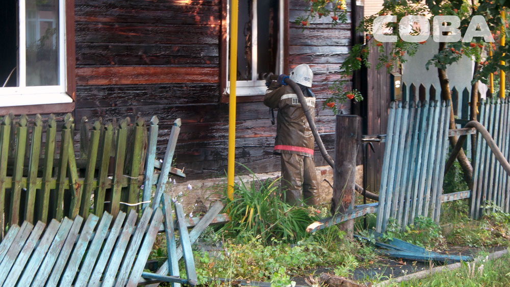 В Березовском сгорел частный дом. Один человек пострадал - Фото 2