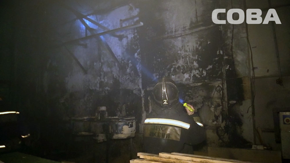 Ночью на заводе РТИ горели доски и опилки. Пожар тушили 19 машин. ФОТО - Фото 5