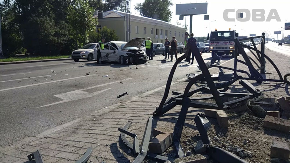 В Екатеринбурге на Машинной Skoda снесла ограждение и врезалась в Volkswagen - Фото 3