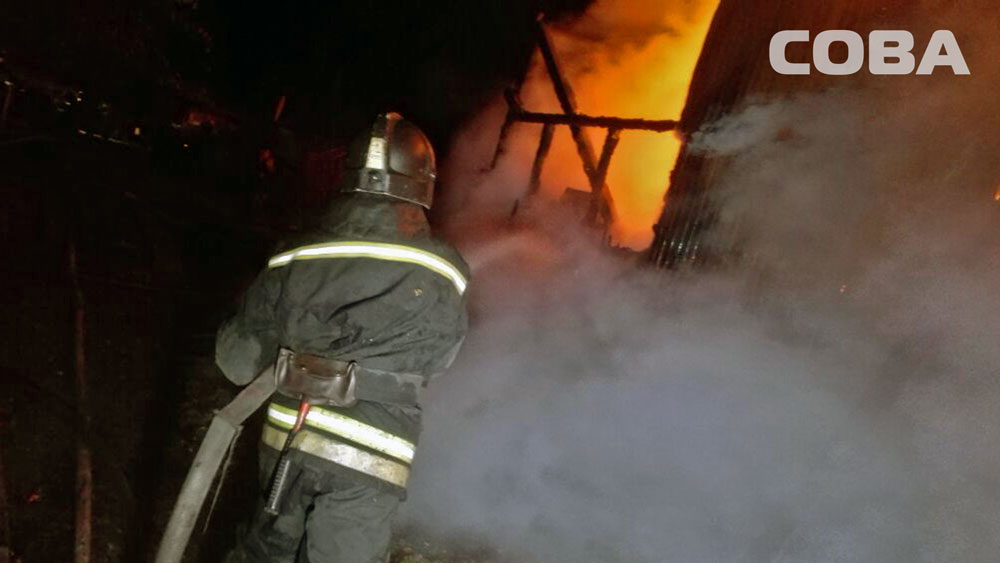 Двенадцать пожарных машин тушили крупный пожар в коллективном саду под Екатеринбургом. ФОТО  - Фото 4