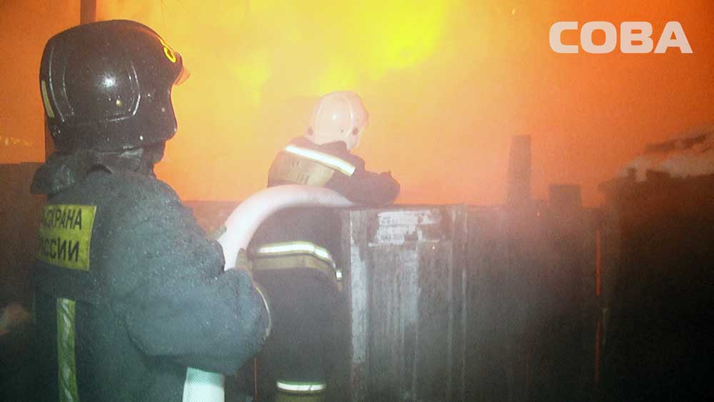 За ночь в Екатеринбурге сгорел частный дом, квартира и беседка. ФОТО - Фото 4