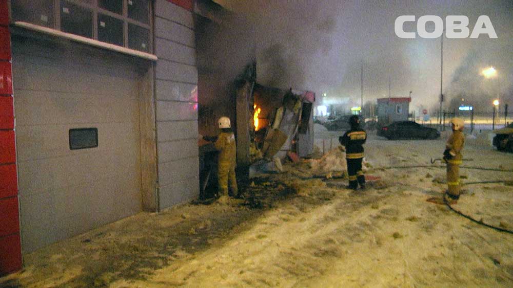 На Московской сгорел заброшенный автосервис и ВАЗ. ФОТО - Фото 5