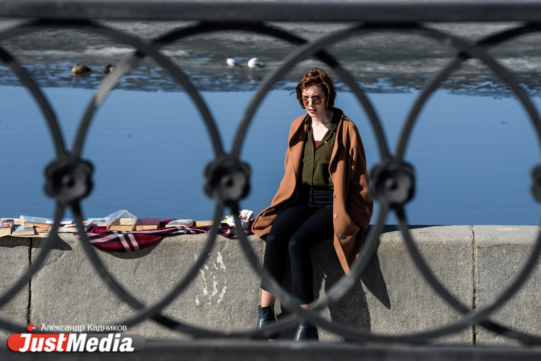 Короткие юбки и солнцезащитные очки. Вспоминаем с JustMedia.ru первый почти летний денек в Екатеринбурге. ФОТОРЕПОРТАЖ - Фото 2
