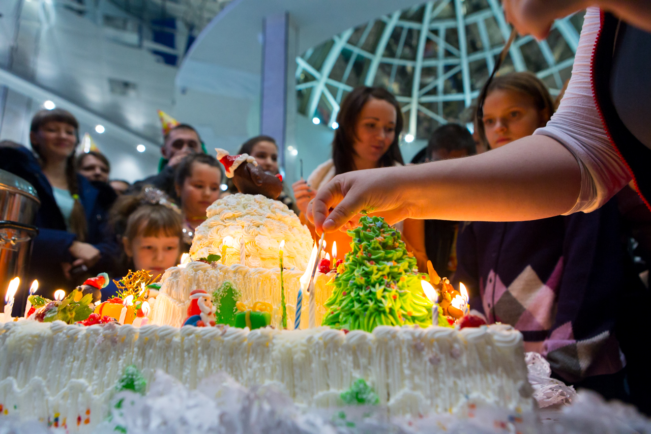 Рожденные 31 декабря заранее отпраздновали свой День рождения и съели 25-килограммовый торт - Фото 6