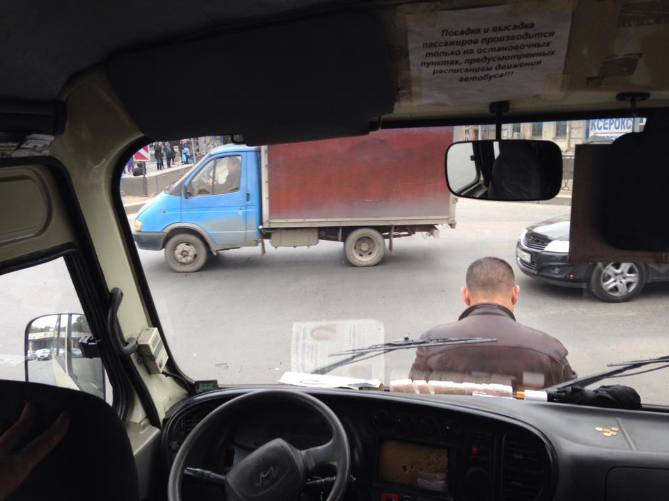 В Екатеринбурге на Ленина автобус столкнулся с легковушкой. Образовалась пробка - Фото 2