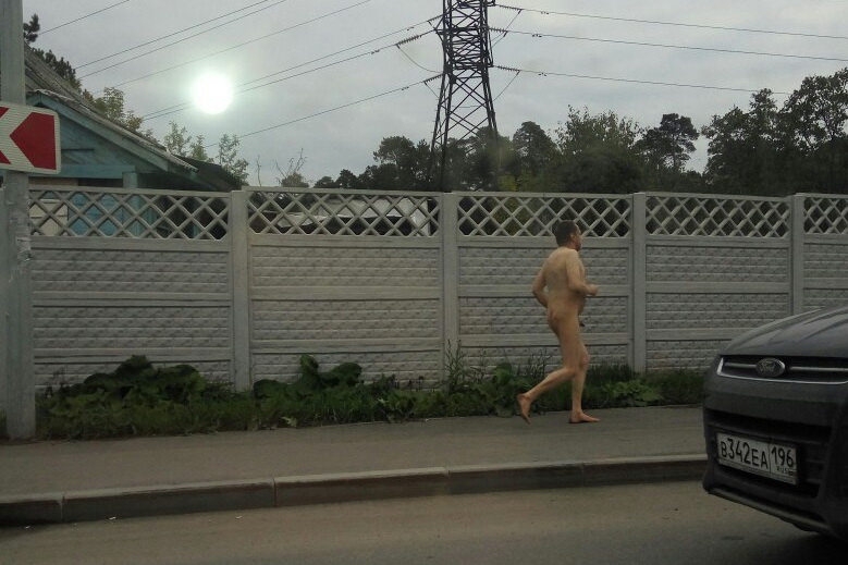 «Либо отклонение, либо эпатаж». Жителей Екатеринбурга с утра пугает голый бегун. ФОТО - Фото 2