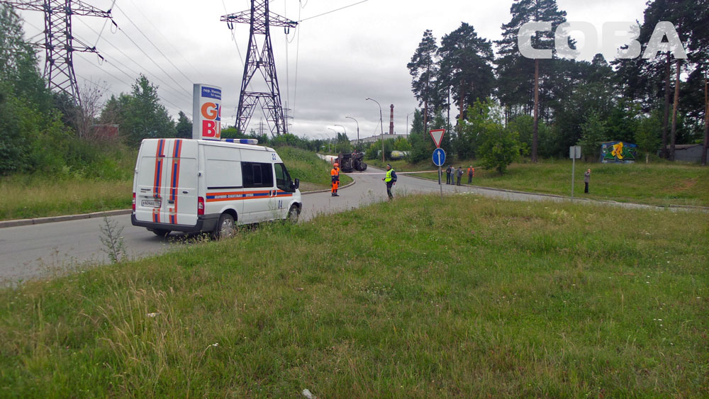 В Екатеринбурге на улице Павловской перевернулся грузовик с газовой цистерной - Фото 6