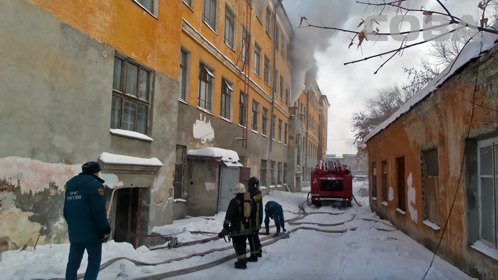 В Екатеринбурге горит школа - Фото 3