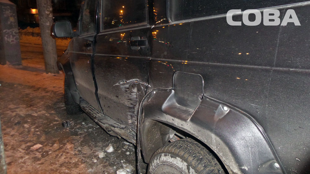 В центре Екатеринбурге лоб в лоб столкнулись УАЗ и Chevrolet - Фото 4