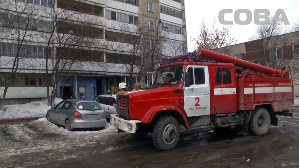В Екатеринбурге во время пожара в 16-этажке на Бардина погибла бабушка - Фото 6