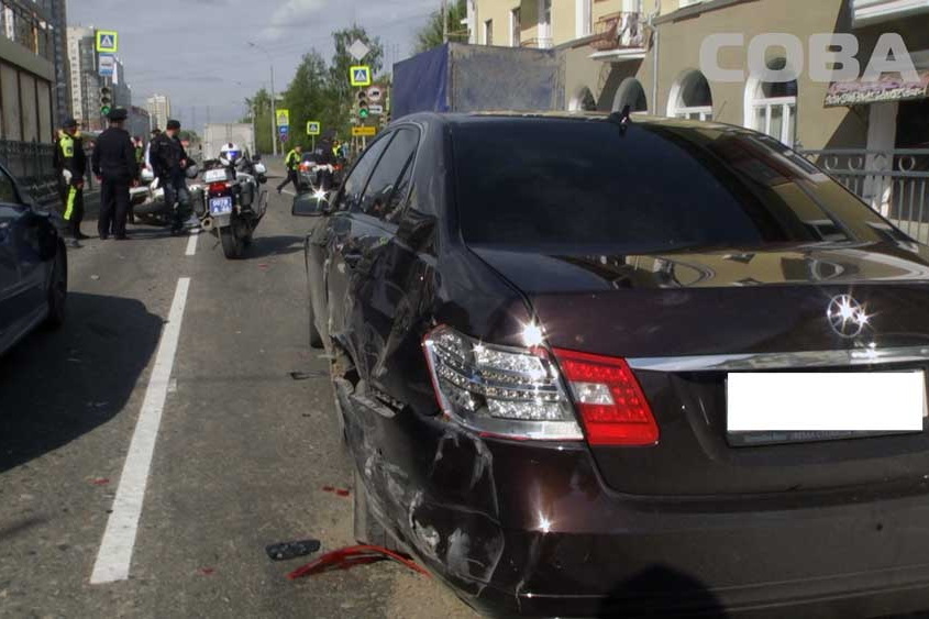 На Уралмаше полицейский на мотоцикле столкнулся с тремя автомобилями. ФОТО - Фото 3