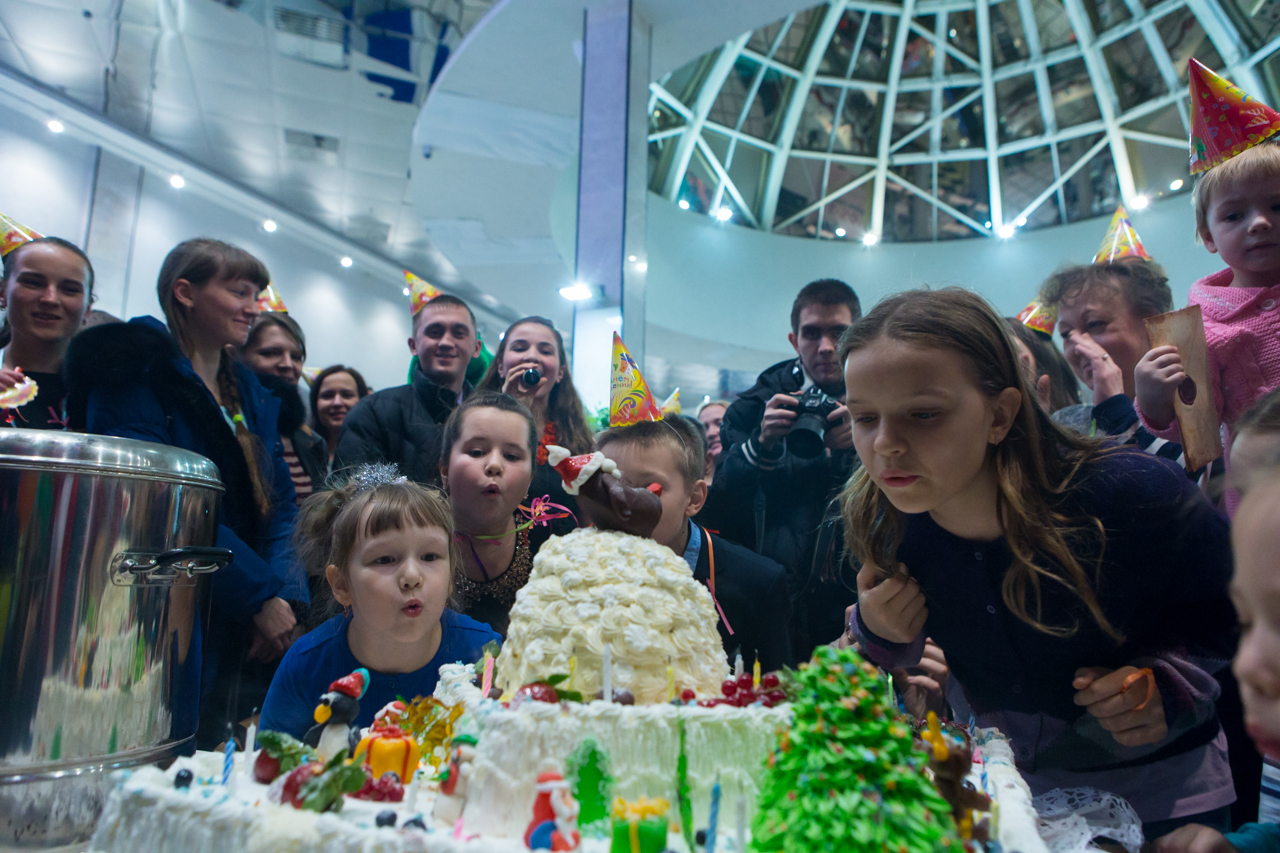 Рожденные 31 декабря заранее отпраздновали свой День рождения и съели 25-килограммовый торт - Фото 7