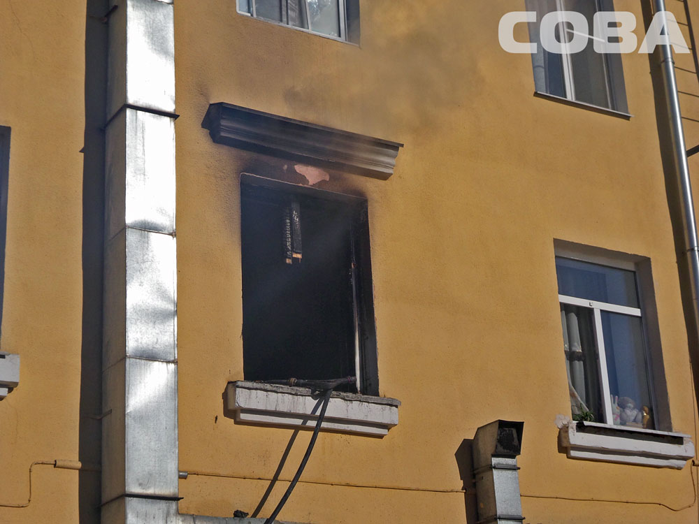 В Екатеринбурге в доме на Баумана горит комната - Фото 3