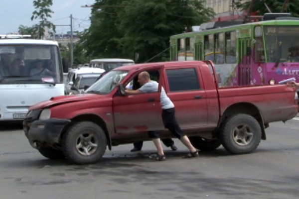 Два автомобиля не поделили перекресток в центре Екатеринбурга - Фото 3