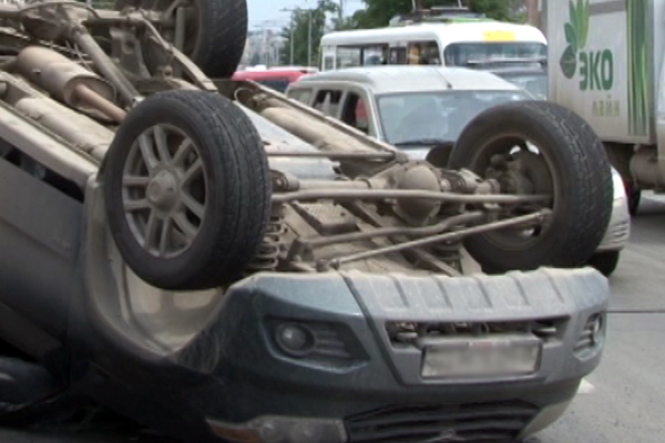 Два автомобиля не поделили перекресток в центре Екатеринбурга - Фото 2