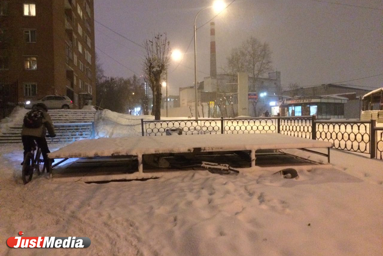 В центре Екатеринбурга снежный шторм с корнем вырвал рекламный щит - Фото 2