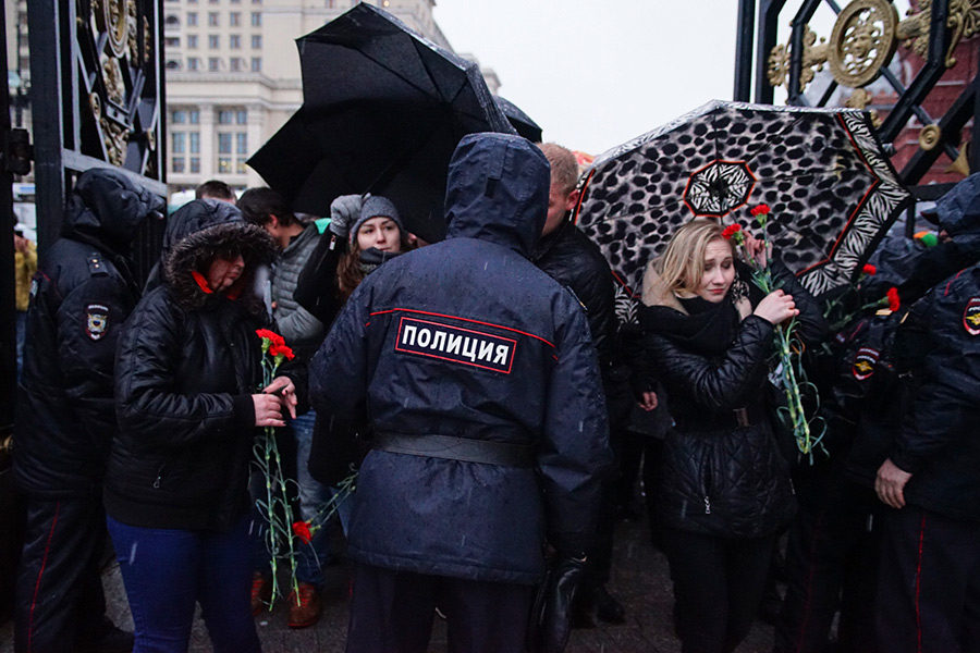 «Нас не запугать». Вся Россия выходит на акции, посвященные памяти жертв вчерашнего теракта в Питере - Фото 6