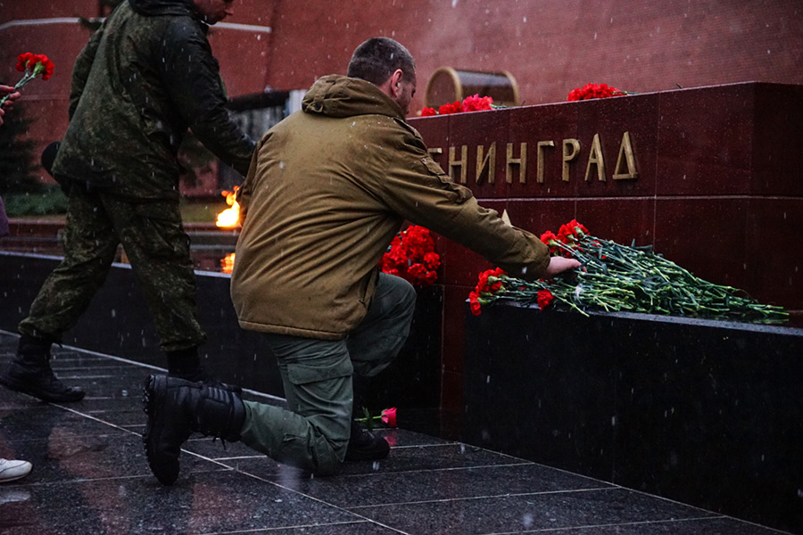 «Нас не запугать». Вся Россия выходит на акции, посвященные памяти жертв вчерашнего теракта в Питере - Фото 5