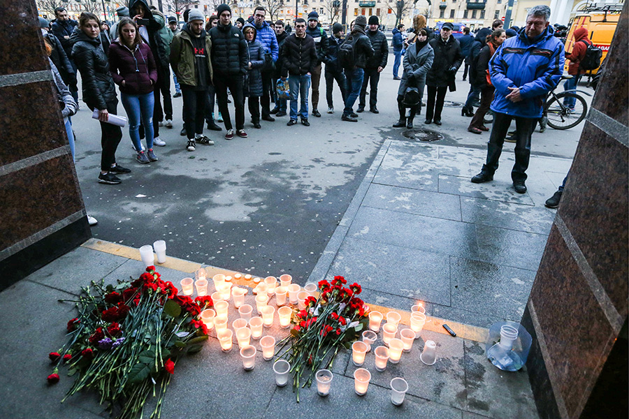 «Нас не запугать». Вся Россия выходит на акции, посвященные памяти жертв вчерашнего теракта в Питере - Фото 4