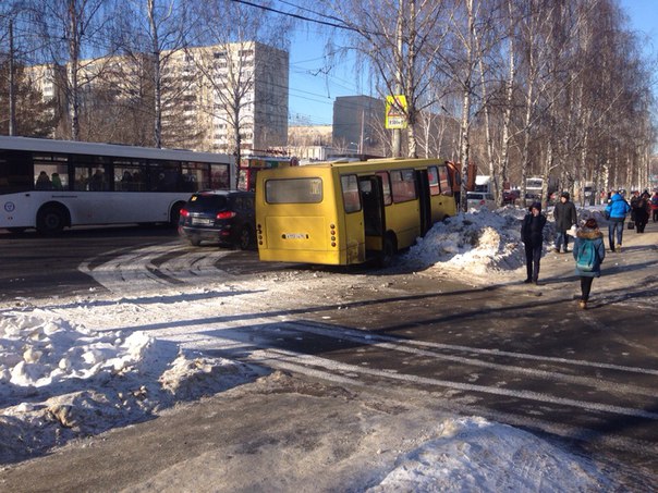 В Екатеринбурге на Юго-Западе столкнулись две маршрутки. ФОТО - Фото 3
