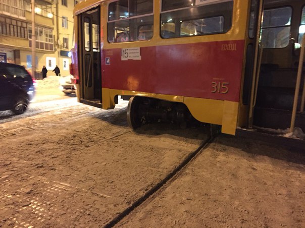 На Московской трамвай сошел с рельсов. Образовалась огромная пробка - Фото 2