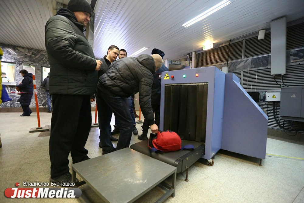 В метро Екатеринбурга жуткие толпы! Полицейские перешли на усиленный режим безопасности после взрыва в Питере. ФОТО - Фото 7
