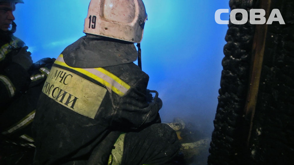 Десять человек эвакуированы: в трехэтажке на Уралмаше сгорела квартира  - Фото 3