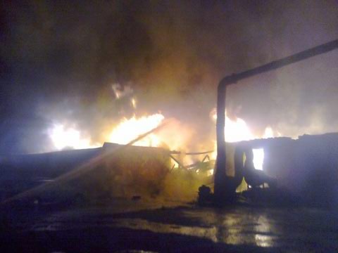 В Екатеринбурге в ночь на воскресенье сгорел мебельный цех. Площадь пожара — 1500 кв. метров - Фото 5