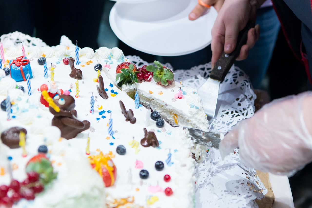 Рожденные 31 декабря заранее отпраздновали свой День рождения и съели 25-килограммовый торт - Фото 8
