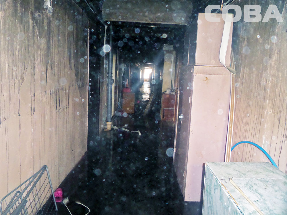 В Екатеринбурге в доме на Баумана горит комната - Фото 4