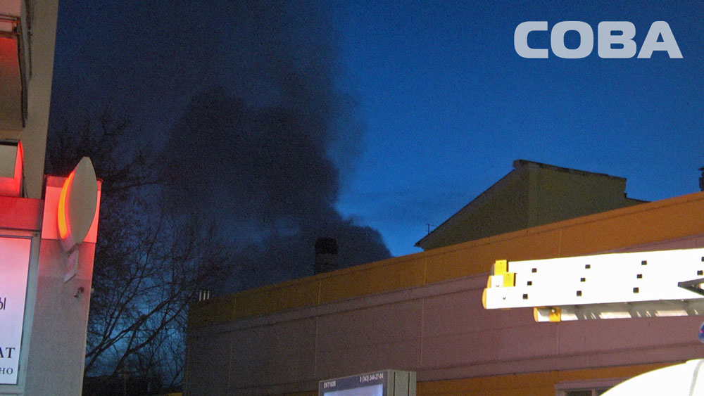 Крупный пожар в центре Екатеринбурга: на Свердлова сгорело заброшенное здание - Фото 4