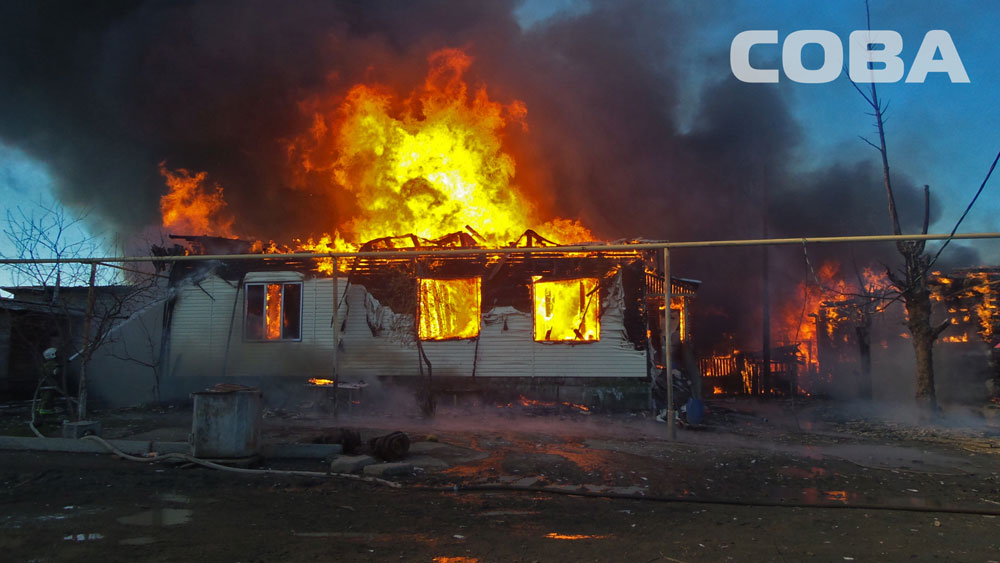 В цыганском поселке горят три частных дома - Фото 4