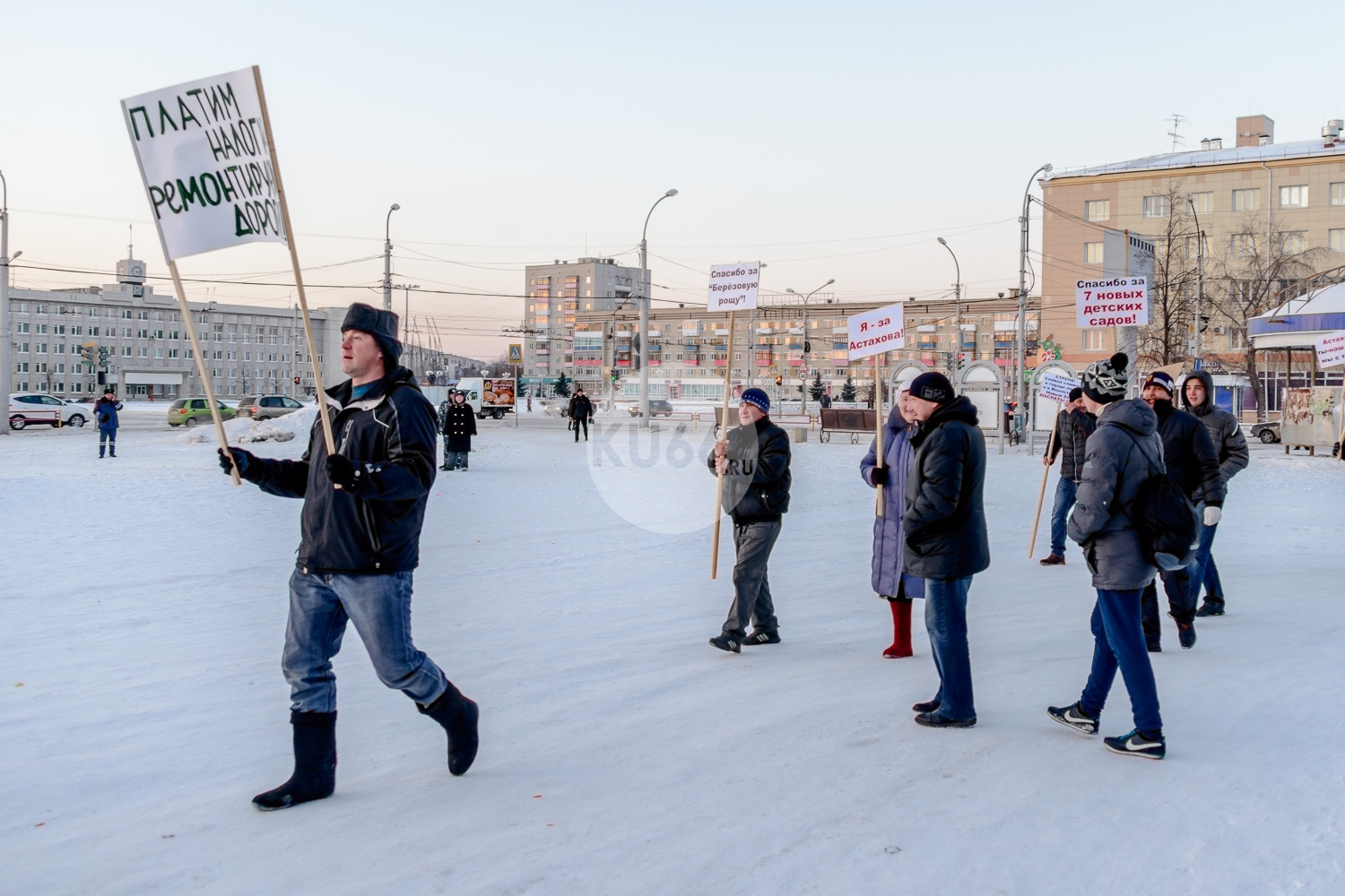 На митинге в Каменске-Уральском сторонники мэра устроили массовую драку. ФОТО - Фото 6