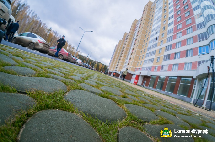 Псевдогазоны, велопереезды и парковки для лошадей. JustMedia.Ru посмотрел, как строят новые улицы в Екатеринбурге - Фото 7