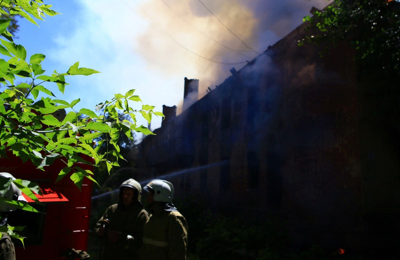 Не вовремя загорелось. На Белинского полыхает заброшенное здание, а пожарные не имеют доступа к воде - Фото 5