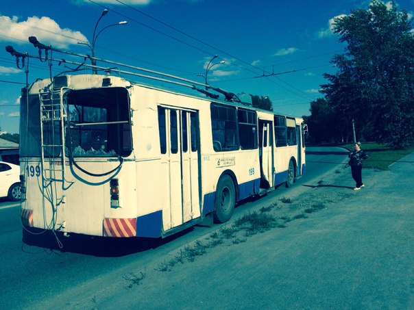 На Щербакова тягач влетел в троллейбус. Движение по улице перекрыто - Фото 3