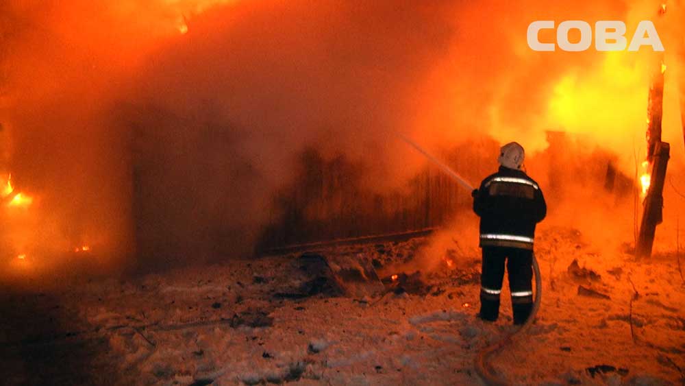 За ночь в Екатеринбурге сгорел частный дом, квартира и беседка. ФОТО - Фото 3