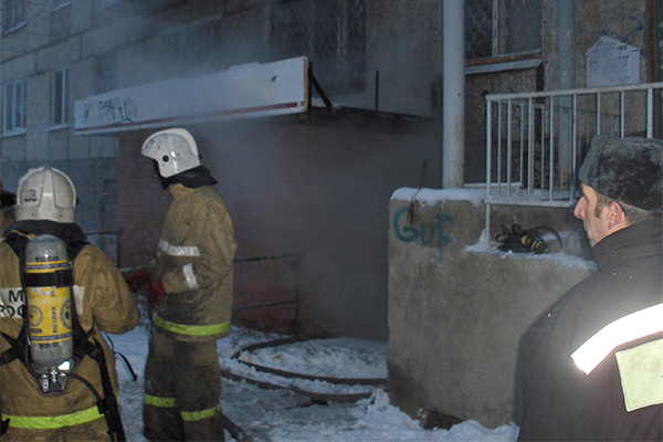 В Качканаре пожарные вынесли из горящего дома 11 инвалидов - Фото 2