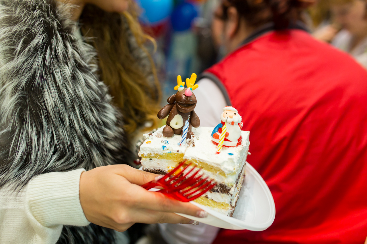 Рожденные 31 декабря заранее отпраздновали свой День рождения и съели 25-килограммовый торт - Фото 9
