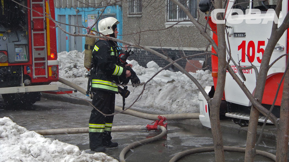 Пожарные тушат возгорание в многоквартирном доме на улице Волгоградской - Фото 2