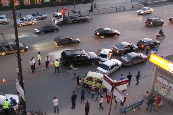 В Екатеринбурге на Свердлова девять машин не поделили дорогу - Фото 4