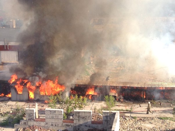 Сильный пожар на ЖБИ. Сгорела будка и деревянный переход на стройплощадке - Фото 3