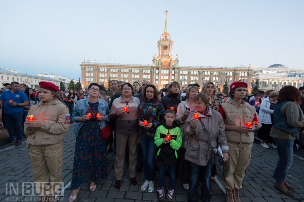 Жители Екатеринбурга выложили гигантское слово «Помним» из свечей на площади 1905 года. ФОТО - Фото 2