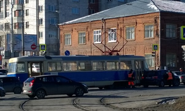 В центре Екатеринбурга трамвай протаранил кроссовер BMW  - Фото 2