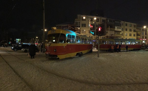 На Московской трамвай сошел с рельсов. Образовалась огромная пробка - Фото 3