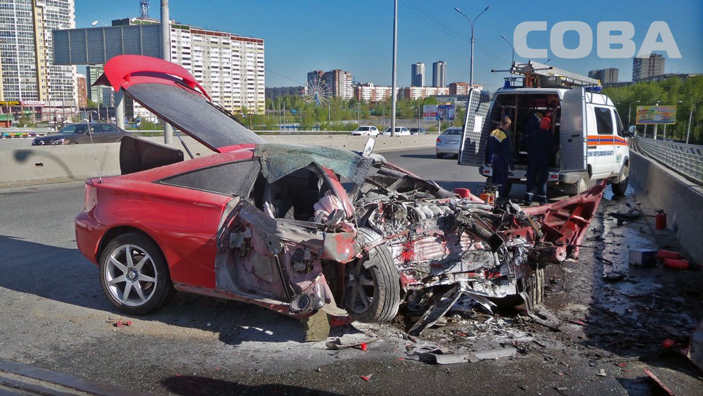 На Халтурина Toyota Celica влетела в придорожный отбойник. Водитель погиб - Фото 2